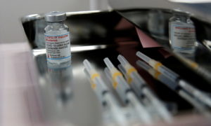 双语阅读：日本停用莫德纳新冠疫苗